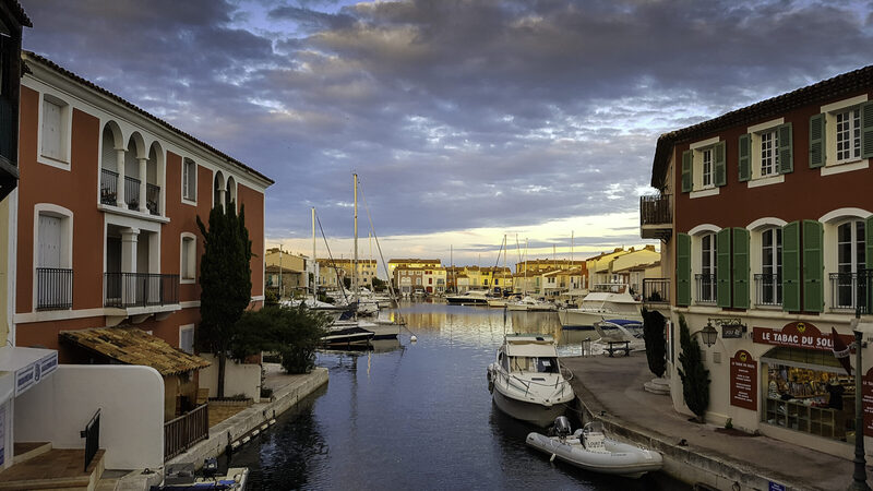 Hafen von Port Grimaud an der Côte d'Azur im Morgenlicht